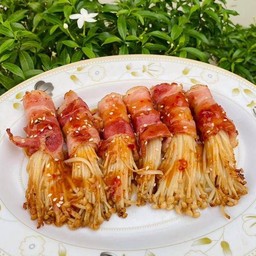 สามชั้นสไลด์พันเห็ดเข็มทองทอด (8 ชิ้น)