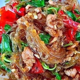 ผัดกระเพราวุ้นเส้นหมูสับ