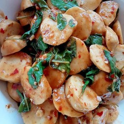 ผัดกระเพราลูกชิ้นราดข้าว