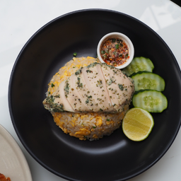 ข้าวผัดไข่และอกไก่สมุนไพรซอสแจ่ว