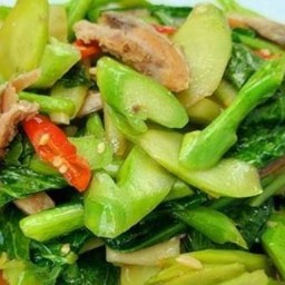 คะน้าปลาเค็มราดข้าว