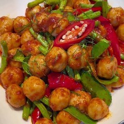 ข้าวเครื่องแกงคะน้าลูกชิ้นหมู