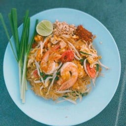 ผัดไทย ขนมหวาน บ้านน้องมิ้นท์