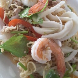 ยำมาม่าทะเลหมูสับ