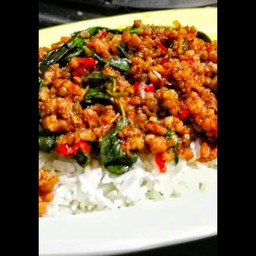 ข้าวราดกะเพราเนื้อ