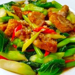 ผัดคะน้าหมูกรอบ