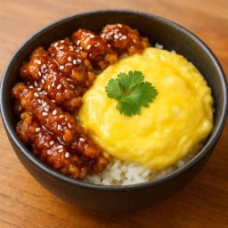 ข้าวไข่ข้นหน้าล้นไก่กรอบ