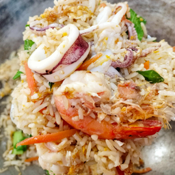 ข้าวผัดทะเล หรือ กุ้ง หรือ หมูกรอบ หรือ ปลาหมึก หรือ เบคอน