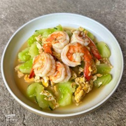 ข้าวราดแตงกวาผัดไข่ใส่กุ้ง