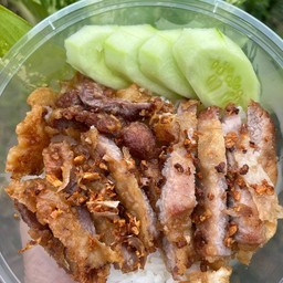 ข้าวหมูทอด  น้ำจิ้มแจ่ว