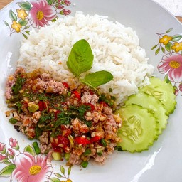 กะเพราเนื้อสับคั่วกระทะร้อน