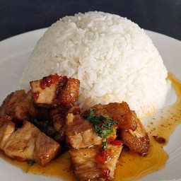 [อร่อยซ่ากับโค้ก] กะเพราหมูกรอบราดข้าว +  โค้ก ออริจินัล (ขวด)
