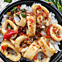 ข้าวกะเพรา (ปลาหมึกแน่นๆ)