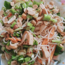 ยำขนมจีนใส่หมูยอ50บาท