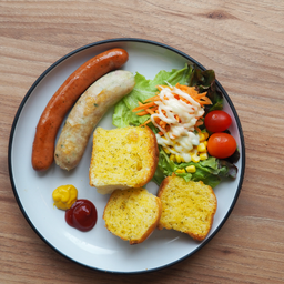 ไส้กรอกเยอรมัน สลัดผัก ขนมปังกระเทียม