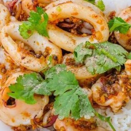 ข้าวปลาหมึกกระเทียม