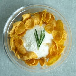 กรีกโยเกิร์ต 1 scoop + คอนเฟลกส์