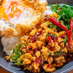 ข้าวกะเพรา หมู หรือ ไก่ หรือ เนื้อ