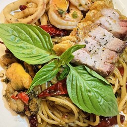 สปาเกตตีพริกแห้งทะเลหมูกรอบ