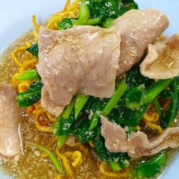 ราดหน้าหมี่กรอบหมูหมัก