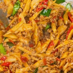 พริกแกงหมูหน่อไม้ราดข้าว