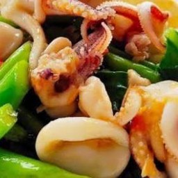 คะน้าไฟแดงทะเล(หมึก /กุ้ง)ราดข้าว