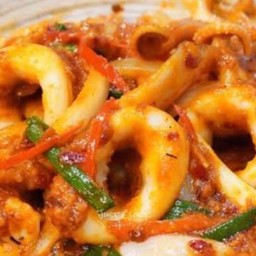 ปลาหมึกผัดไข่เค็มพริกเผาราดข้าว