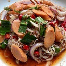 ยำขนมจีนปลาทูไส้กรอกรมควัน