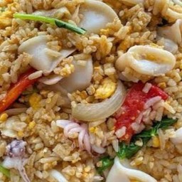 ข้าวผัดปลาหมึก