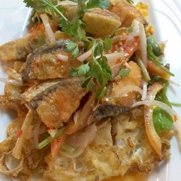 ยำไข่ดาวแซลมอนทอดกรอบ