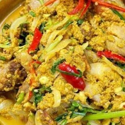 หมูกรอบผัดผงกระหรี่ราดข้าว