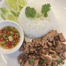 ข้าวเนื้อกระเทียม