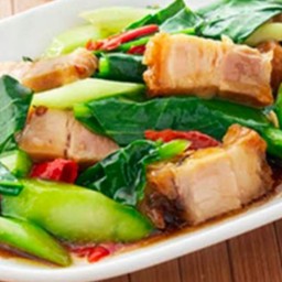 ข้าวคะน้าหมูกรอบ