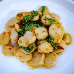 ข้าวกระเพราลูกชิ้นหมู