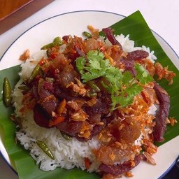 ข้าวทอดกระเทียมเนื้อ