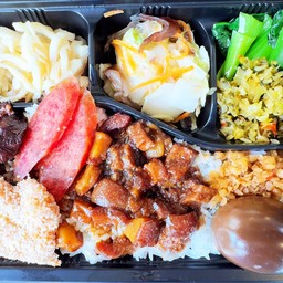 ข้าวกล่องรวมมิตร + หน้าหมู