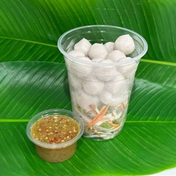 ยำลูกชิ้นปลาเยาวราช (ปิงปองกลม)