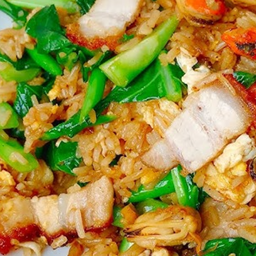 ข้าวผัดหมู หรือ หมูกรอบ ใส่คะน้า