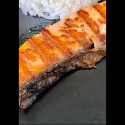 ข้าวแซลม่อนย่าง