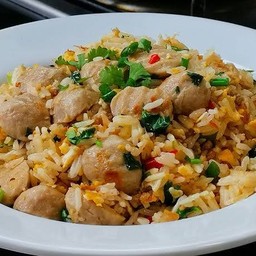 ข้าวผัดลูกชิ้นหมู