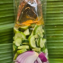 ผัก+น้ำอาจาด (แตงกวา หอม พริก)