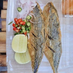 ปลาทูมันทอด2ตัวพร้อมเครื่องยำ