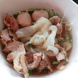 เส้นใหญ่น้ำใสเนื้อ