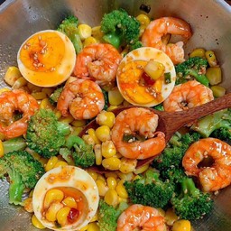 ข้าวราดกุ้งผัดน้ำพริกเผา รสเด็ด ไข่ต้ม