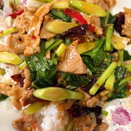 ผัดคะน้าสันคอหมู ราดข้าว