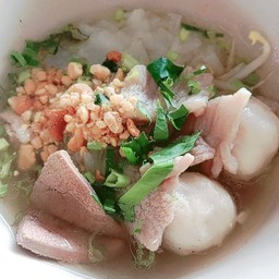 เส้นใหญ่ต้มยำน้ำใสหมู