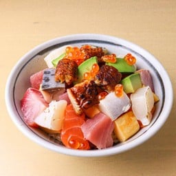 ข้าวหน้าปลาดิบรวมหั่นเต๋า