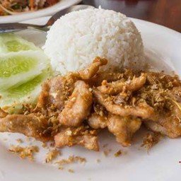 ข้าวทอดกระเทียมไก่