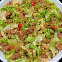กะหล่ำปลีผัดเนื้อสับ กับข้าว
