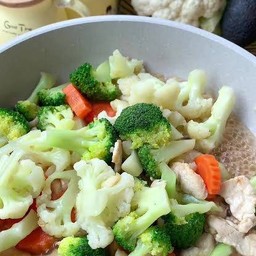 ผัดผักรวมใส่ไก่ กับข้าว